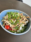 Koolsalade met groene pesto, eitjes en geroosterde noten