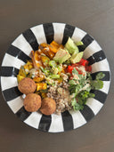 Geroosterde groenten met boekweit, falafel en tahini-vinaigrette