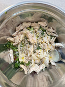 Bloemkool- en zilverrijst bowl met kip, spruitjes en tahini-dressing