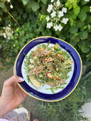 Salade met kip, groene asperges, pastinaak en tahinidressing