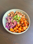 Bowl met geroosterde pompoen, zoete aardappel, gemarineerde tofu & rodekoolsalade