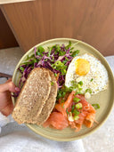 Lunch met wilde zalm, bio-ei, rodekoolsalade & Treat brood