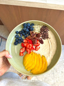 Eiwitrijke yoghurtbowl met mango, blauwe bessen & cacaonibs