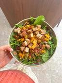 Salade met krokante tofu & frisse mango-avocadosalsa